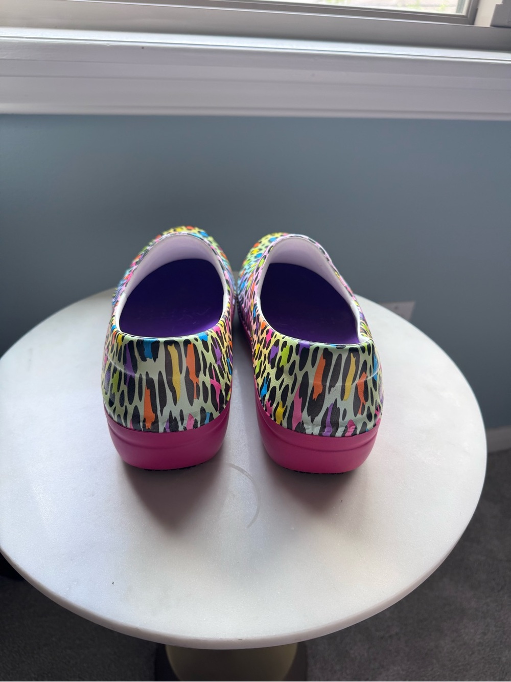 CROCS x LISA FRANK Neria Pro II - Neon Leopard Slip-On Clogs with Purple Insole - Picture 5 of 10